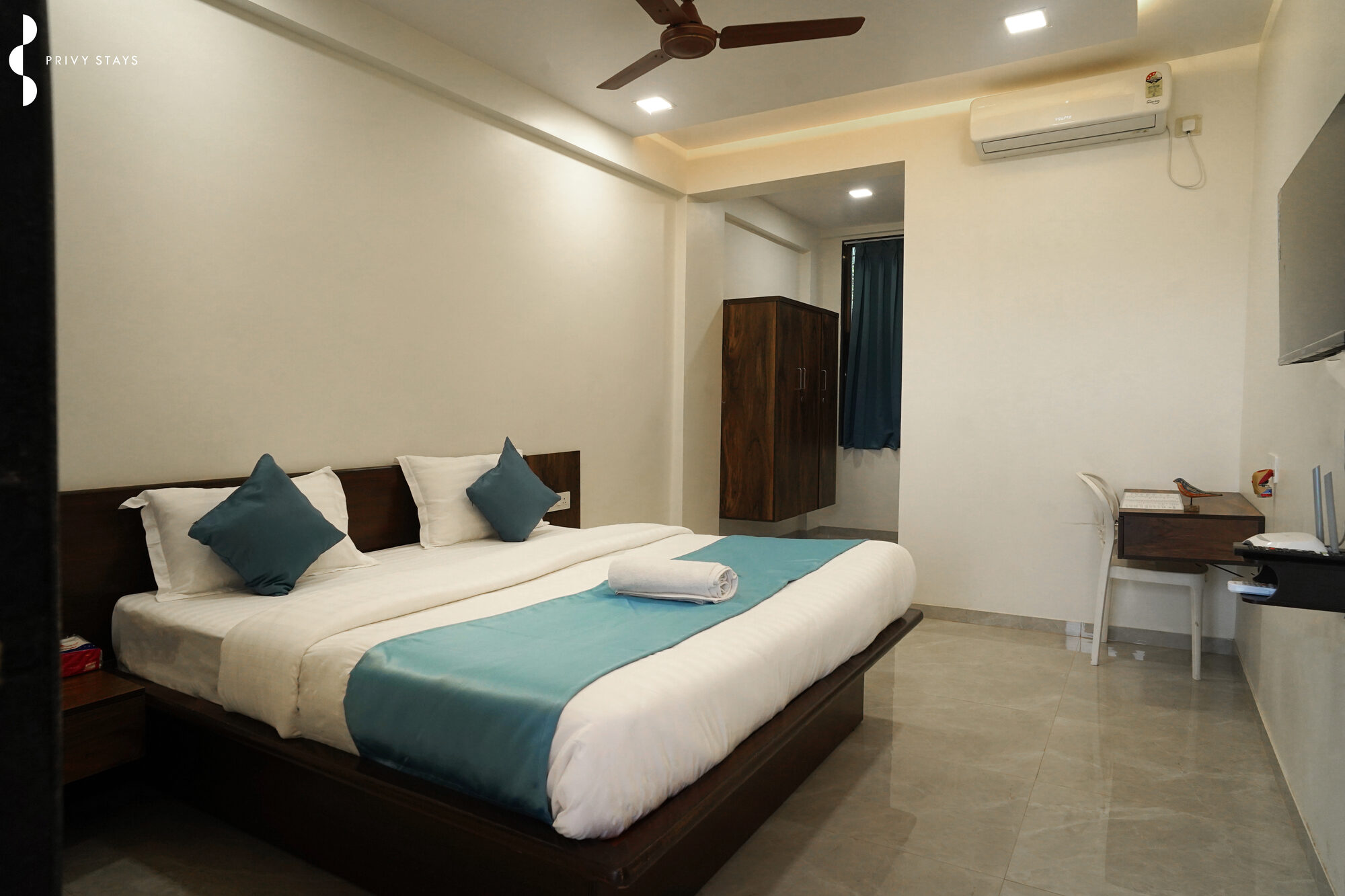 Deluxe Room with Pool View 2