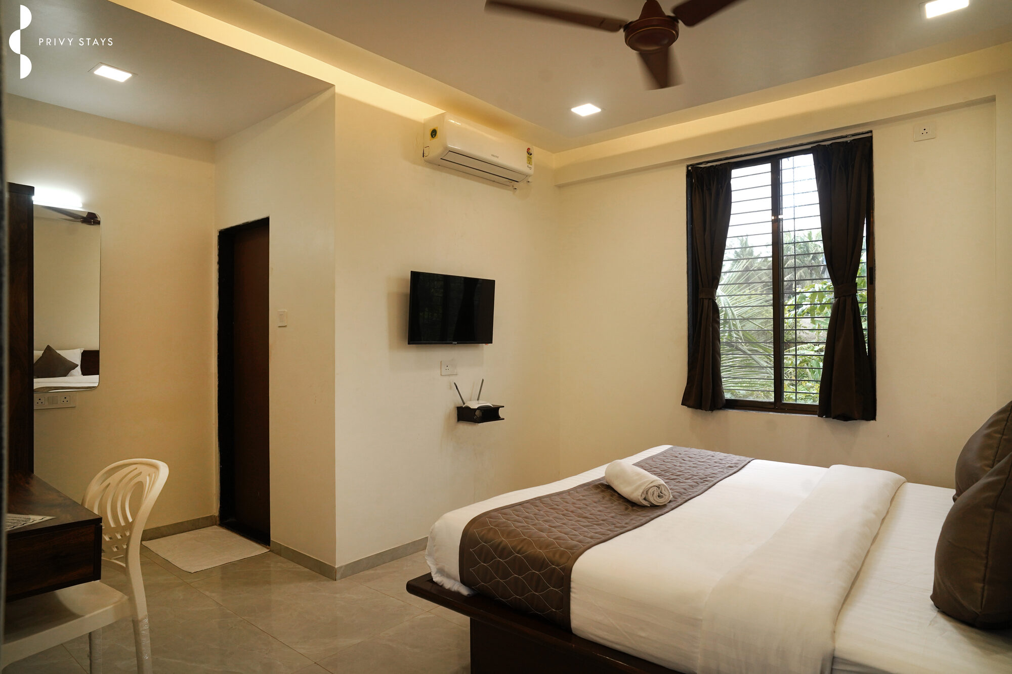 Deluxe Room with Pool View 4